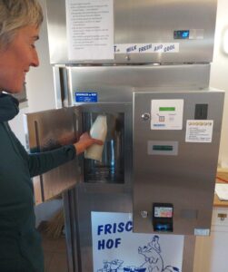 Foto Milchautomat Jungbauernhof Kirchzarten